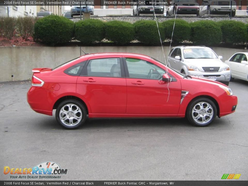 2008 Ford Focus SE Sedan Vermillion Red / Charcoal Black Photo #7