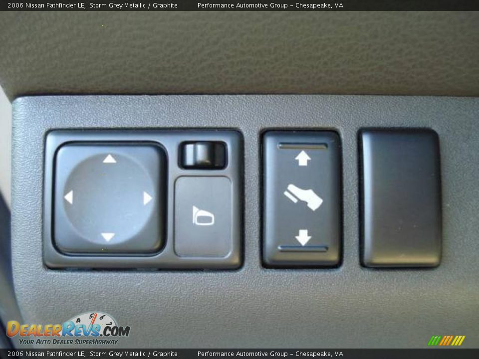 2006 Nissan Pathfinder LE Storm Grey Metallic / Graphite Photo #30
