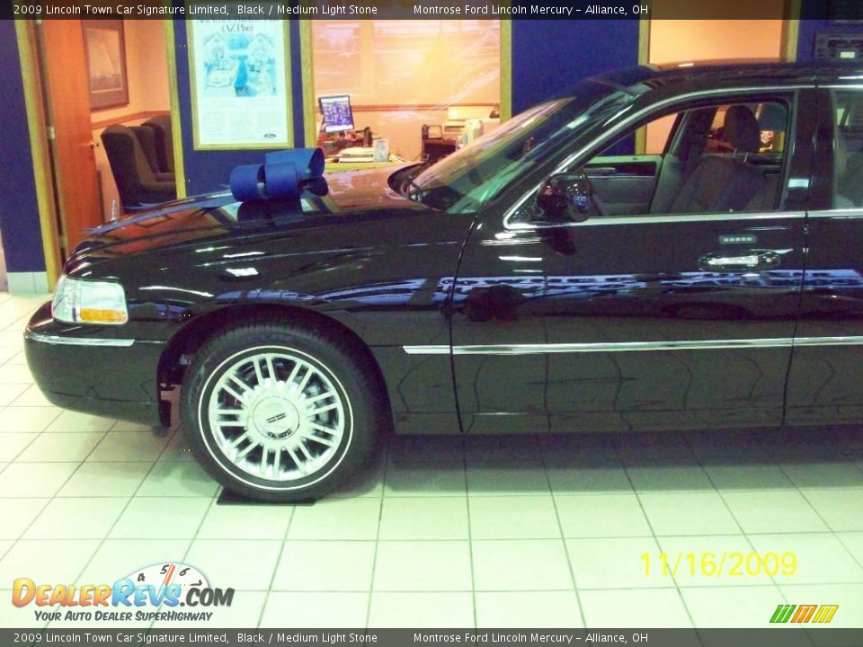 2009 Lincoln Town Car Signature Limited Black / Medium Light Stone Photo #2