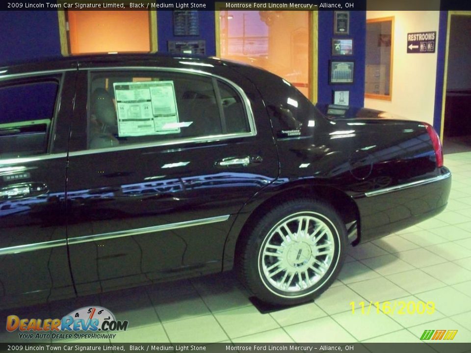 2009 Lincoln Town Car Signature Limited Black / Medium Light Stone Photo #3