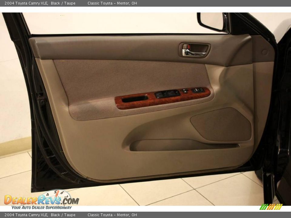 2004 Toyota Camry XLE Black / Taupe Photo #8
