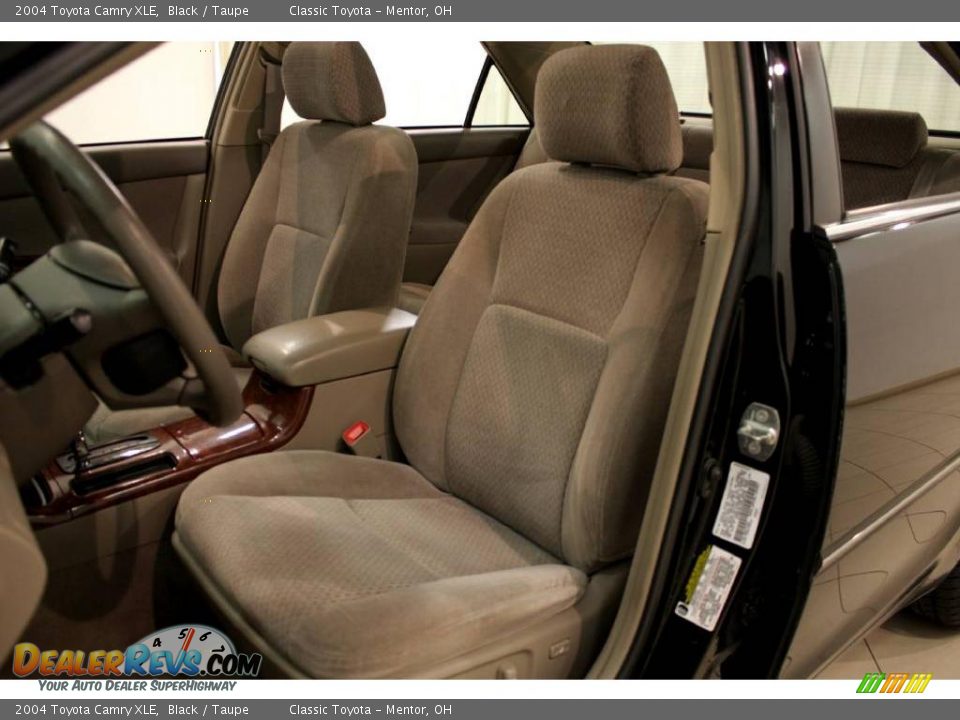 2004 Toyota Camry XLE Black / Taupe Photo #11
