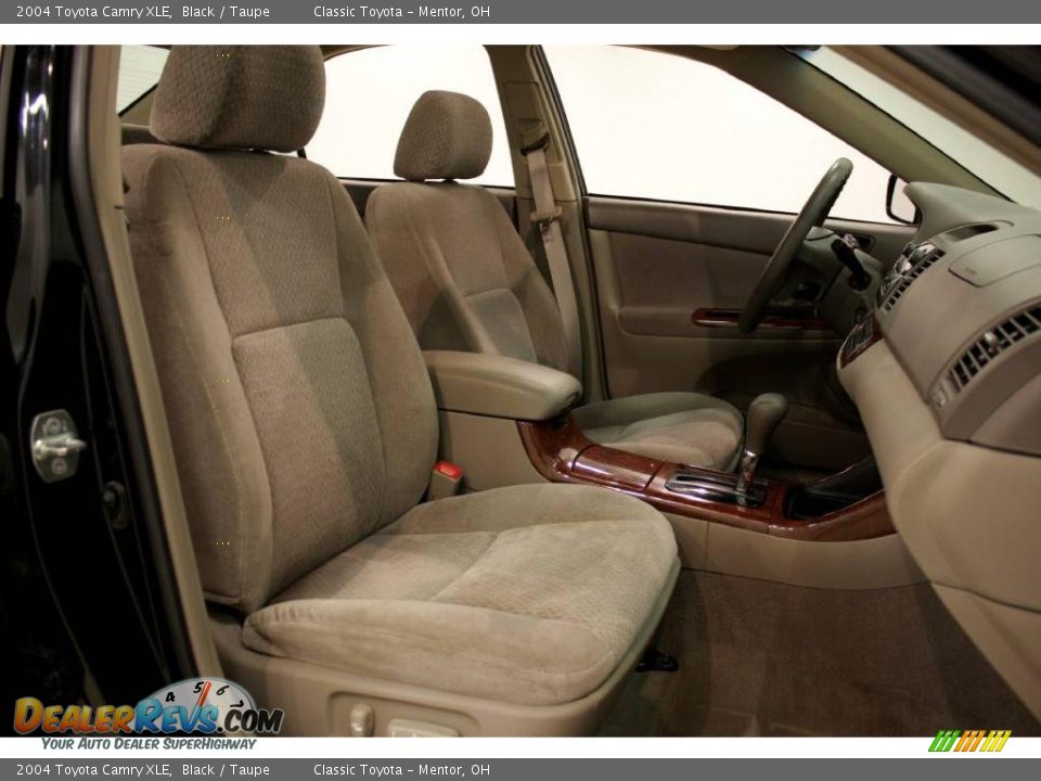 2004 Toyota Camry XLE Black / Taupe Photo #16