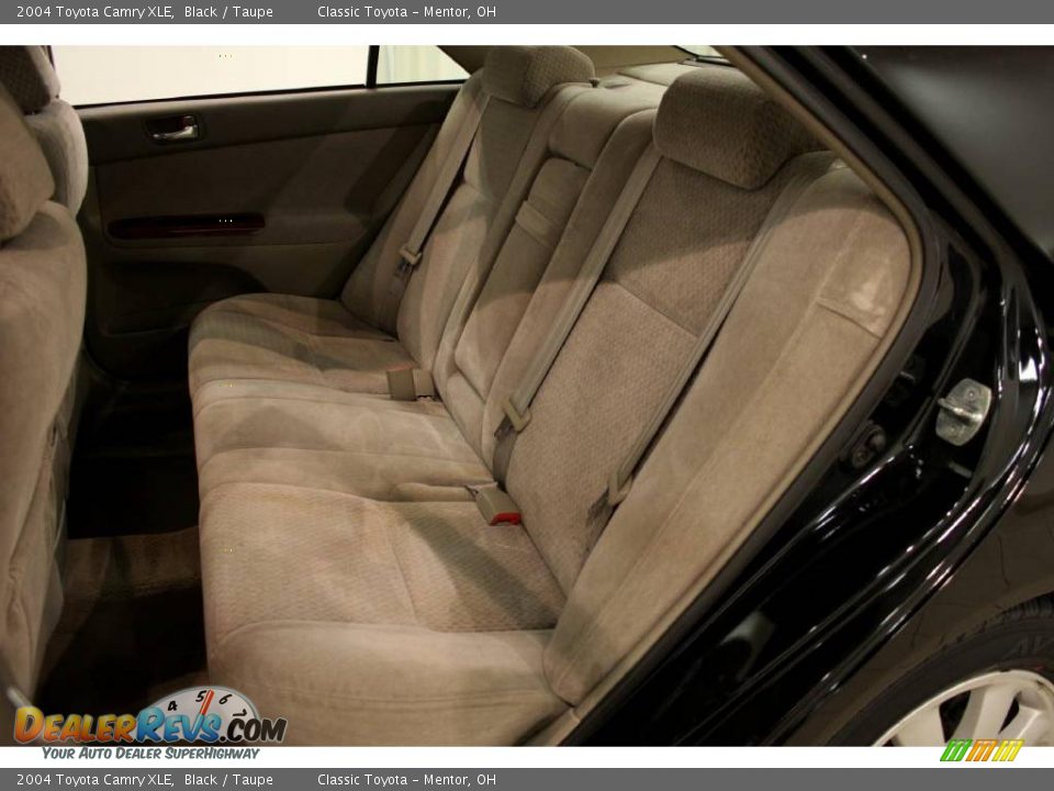 2004 Toyota Camry XLE Black / Taupe Photo #18