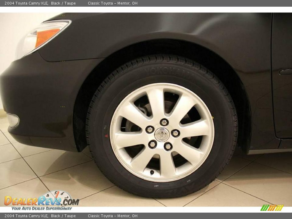 2004 Toyota Camry XLE Black / Taupe Photo #22