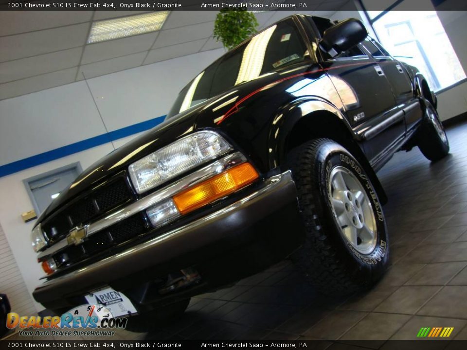 2001 Chevrolet S10 LS Crew Cab 4x4 Onyx Black / Graphite Photo #2