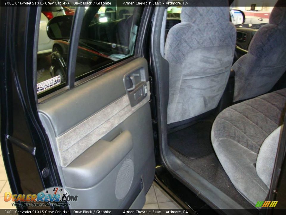 2001 Chevrolet S10 LS Crew Cab 4x4 Onyx Black / Graphite Photo #18