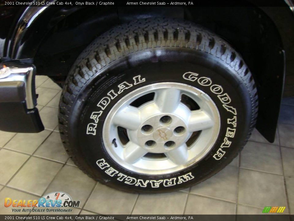 2001 Chevrolet S10 LS Crew Cab 4x4 Onyx Black / Graphite Photo #26