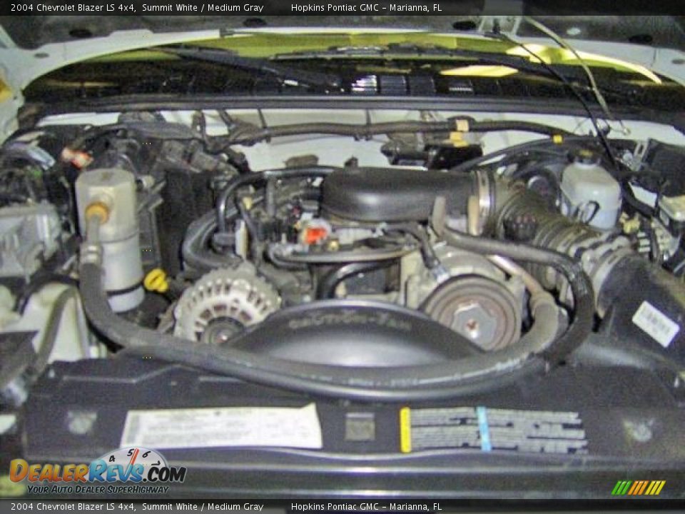 2004 Chevrolet Blazer LS 4x4 Summit White / Medium Gray Photo #9
