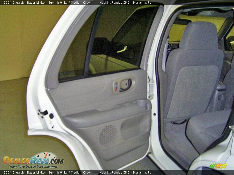 2004 Chevrolet Blazer LS 4x4 Summit White / Medium Gray Photo #24