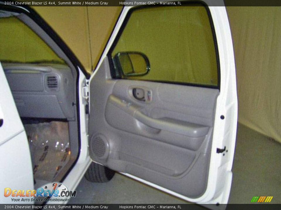 2004 Chevrolet Blazer LS 4x4 Summit White / Medium Gray Photo #25