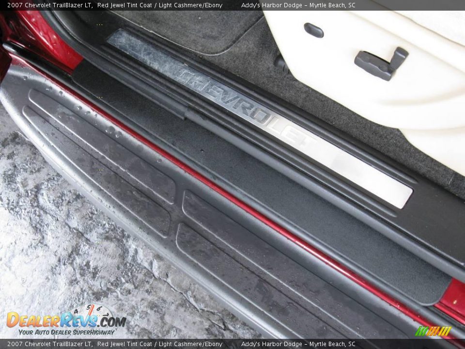 2007 Chevrolet TrailBlazer LT Red Jewel Tint Coat / Light Cashmere/Ebony Photo #19