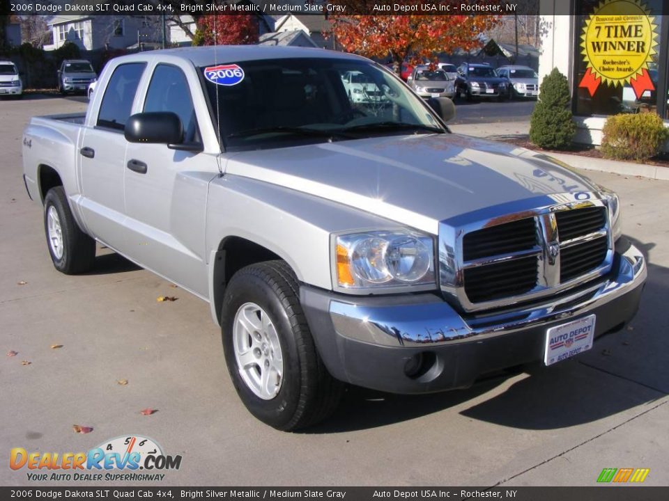 2006 Dodge Dakota SLT Quad Cab 4x4 Bright Silver Metallic / Medium Slate Gray Photo #2