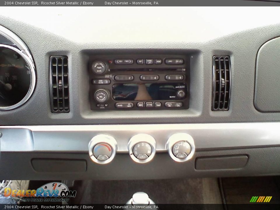 2004 Chevrolet SSR Ricochet Silver Metallic / Ebony Photo #17