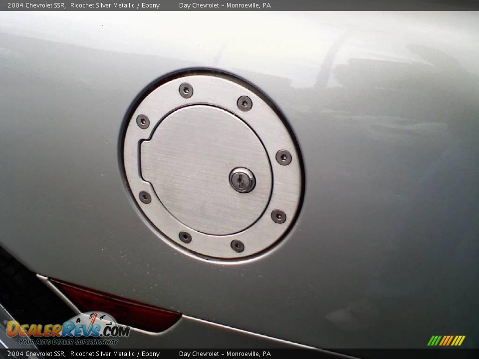 2004 Chevrolet SSR Ricochet Silver Metallic / Ebony Photo #22