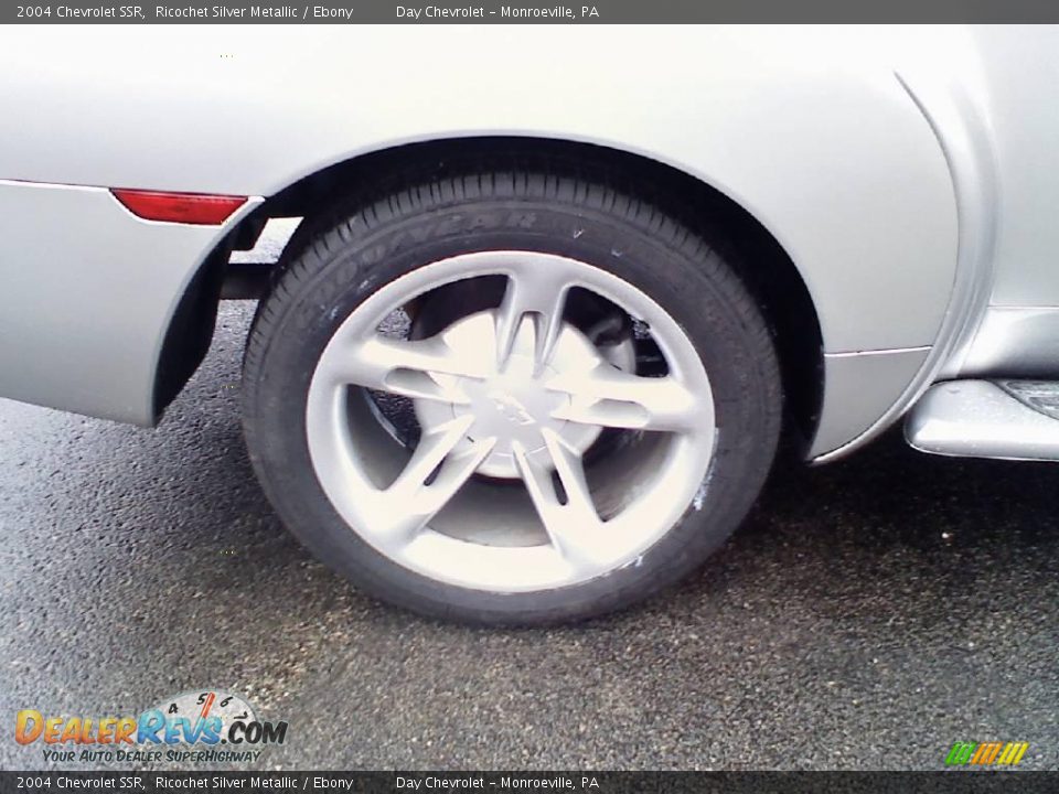 2004 Chevrolet SSR Ricochet Silver Metallic / Ebony Photo #26