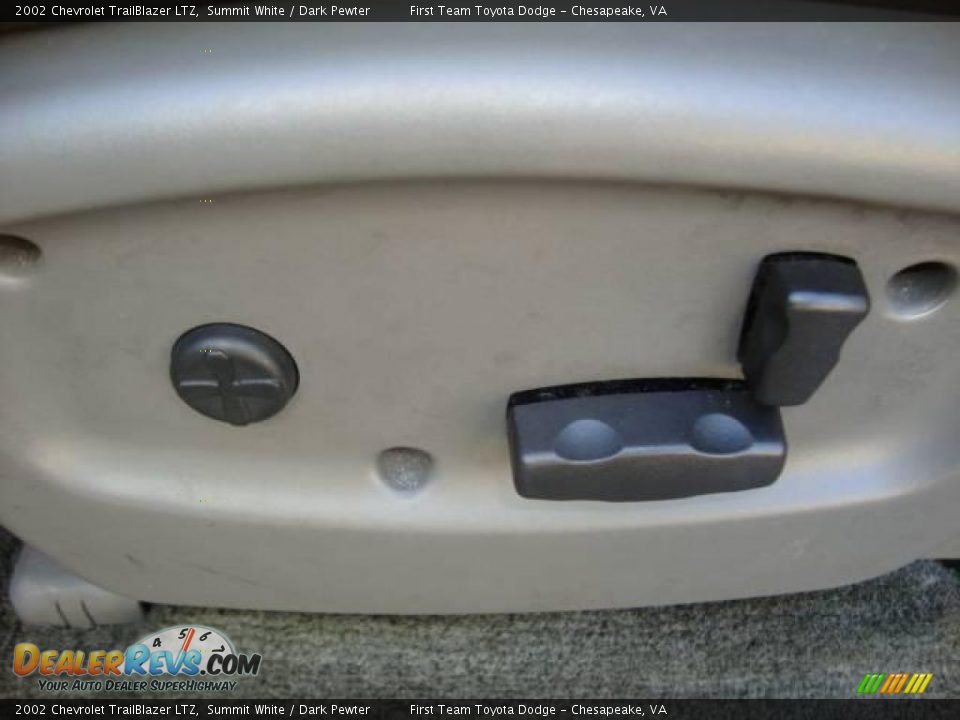 2002 Chevrolet TrailBlazer LTZ Summit White / Dark Pewter Photo #13