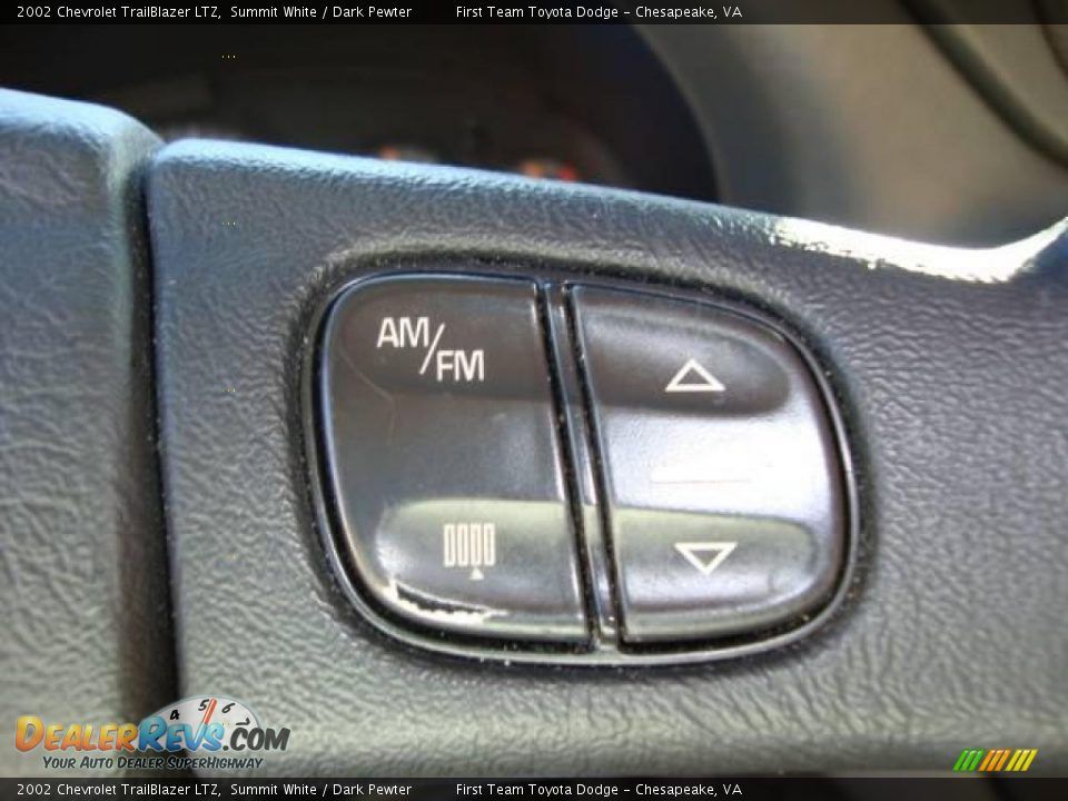 2002 Chevrolet TrailBlazer LTZ Summit White / Dark Pewter Photo #17