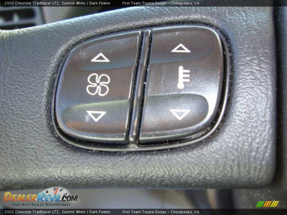 2002 Chevrolet TrailBlazer LTZ Summit White / Dark Pewter Photo #18