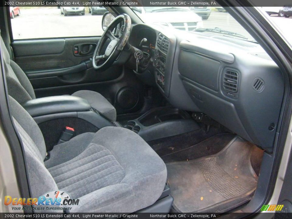 2002 Chevrolet S10 LS Extended Cab 4x4 Light Pewter Metallic / Graphite Photo #17
