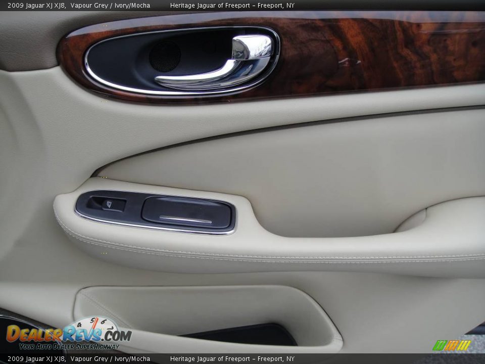 2009 Jaguar XJ XJ8 Vapour Grey / Ivory/Mocha Photo #25