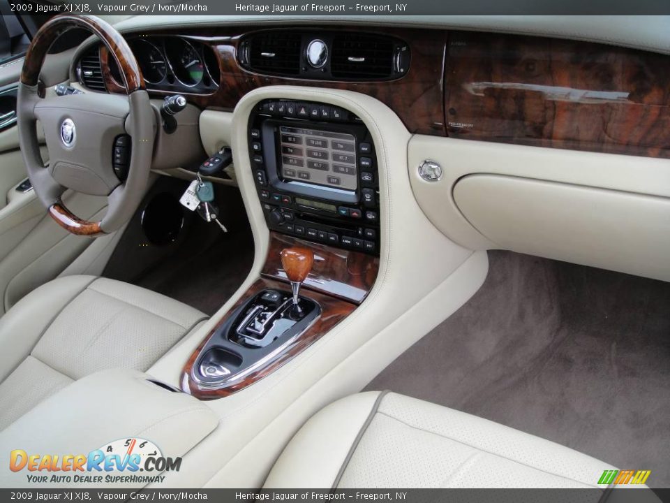 2009 Jaguar XJ XJ8 Vapour Grey / Ivory/Mocha Photo #28