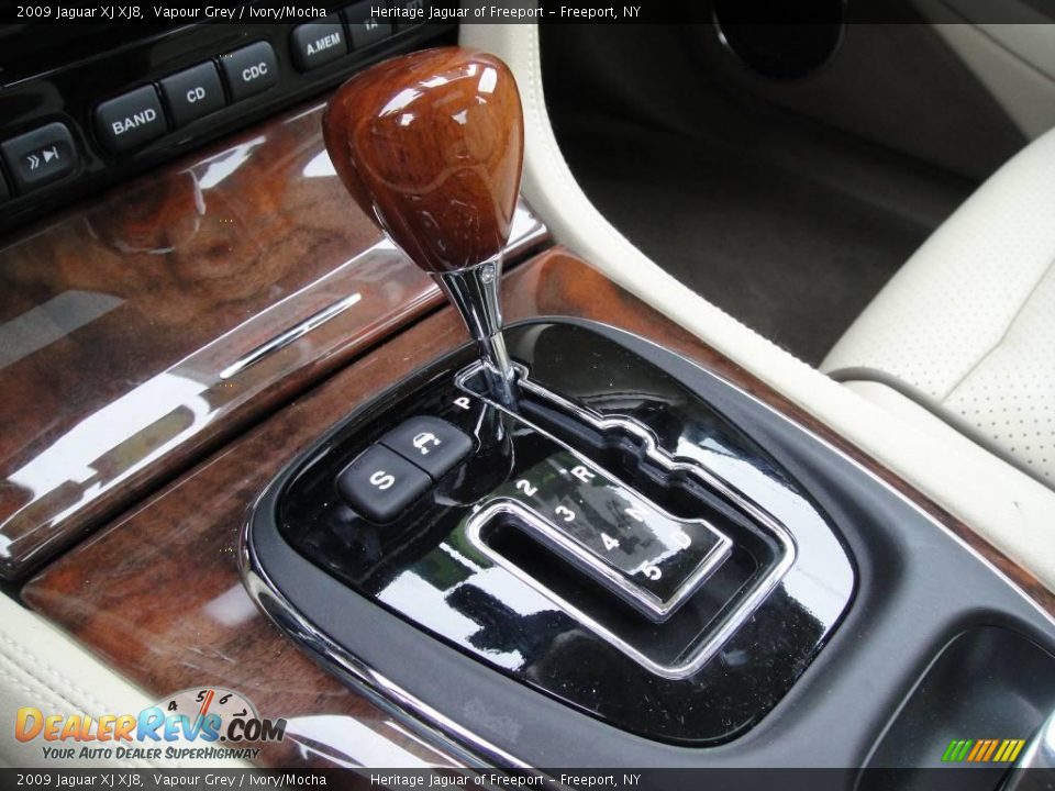 2009 Jaguar XJ XJ8 Vapour Grey / Ivory/Mocha Photo #33