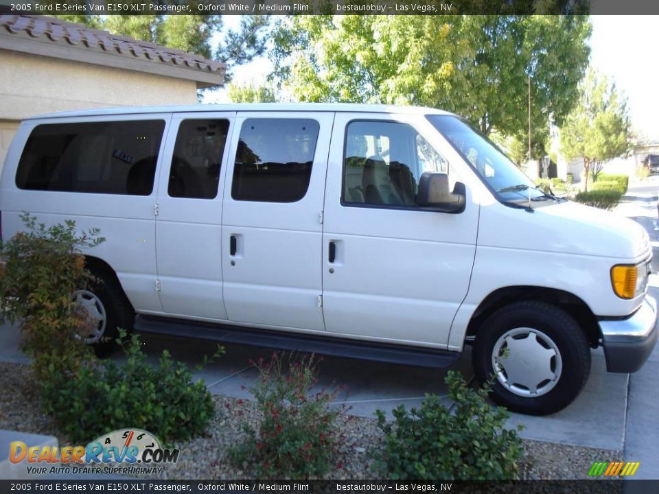 2005 Ford E Series Van E150 XLT Passenger Oxford White / Medium Flint Photo #1