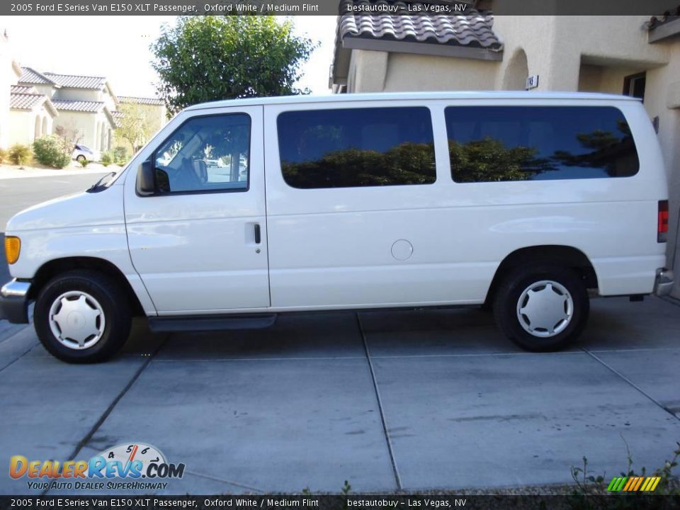 2005 Ford E Series Van E150 XLT Passenger Oxford White / Medium Flint Photo #2