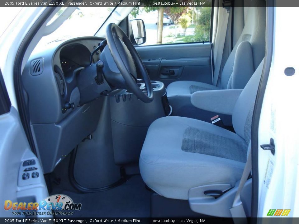 2005 Ford E Series Van E150 XLT Passenger Oxford White / Medium Flint Photo #4