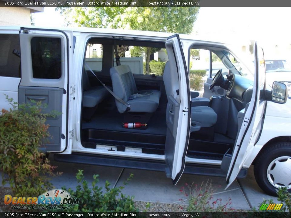 2005 Ford E Series Van E150 XLT Passenger Oxford White / Medium Flint Photo #7