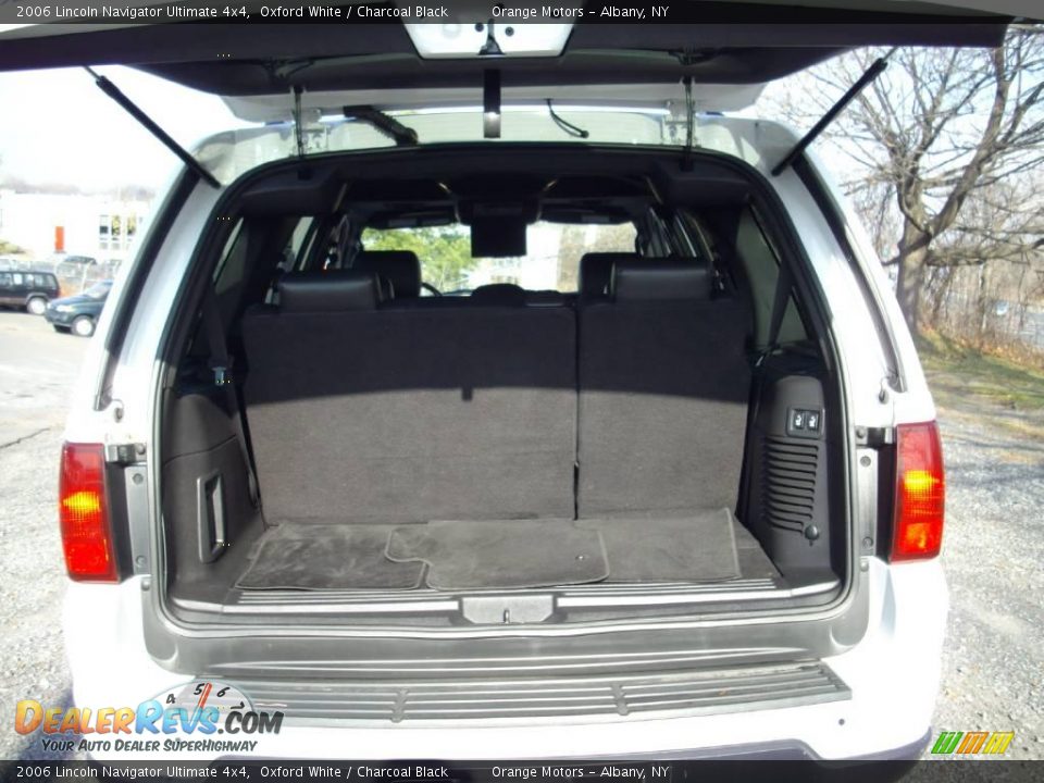 2006 Lincoln Navigator Ultimate 4x4 Oxford White / Charcoal Black Photo #5