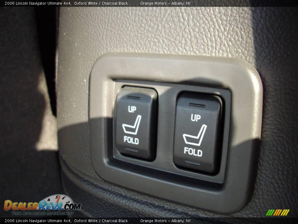 2006 Lincoln Navigator Ultimate 4x4 Oxford White / Charcoal Black Photo #6