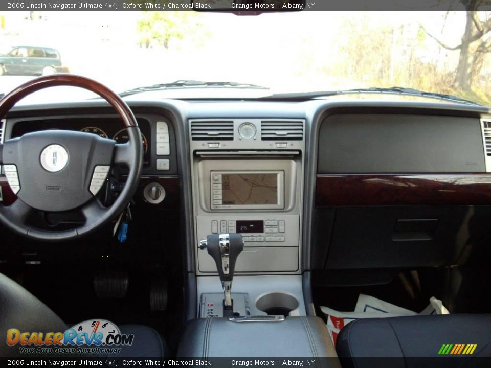 2006 Lincoln Navigator Ultimate 4x4 Oxford White / Charcoal Black Photo #8