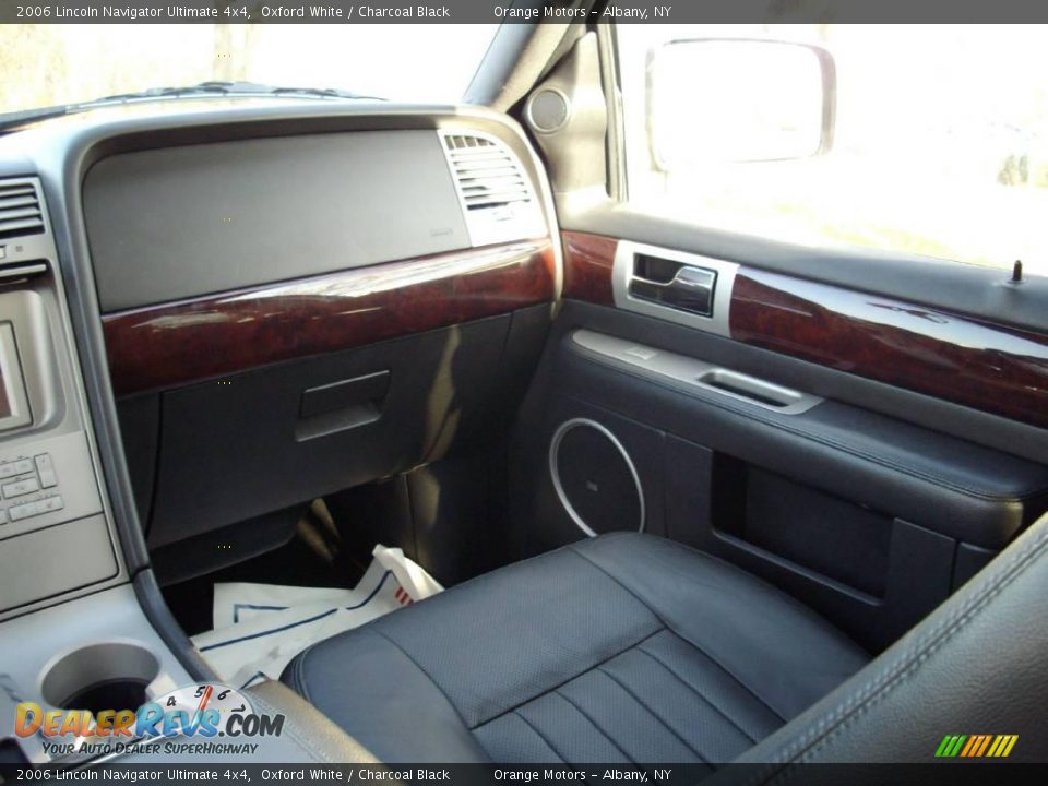 2006 Lincoln Navigator Ultimate 4x4 Oxford White / Charcoal Black Photo #12