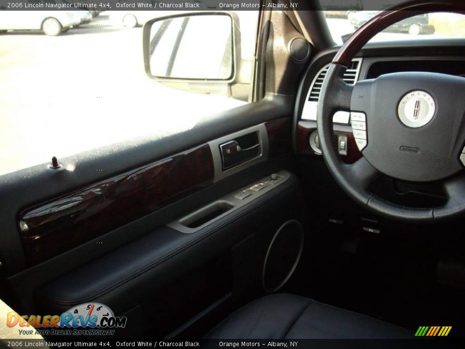 2006 Lincoln Navigator Ultimate 4x4 Oxford White / Charcoal Black Photo #13