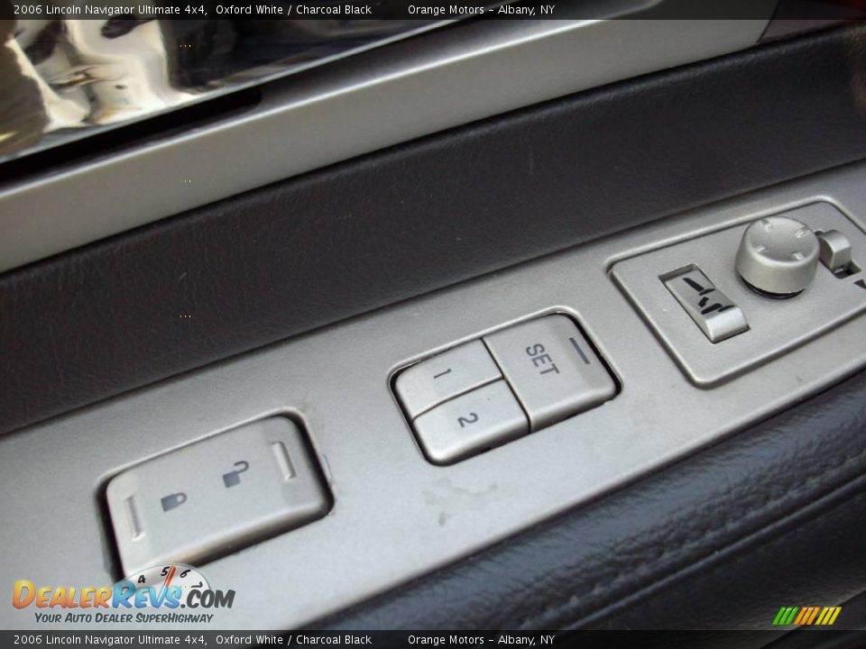 2006 Lincoln Navigator Ultimate 4x4 Oxford White / Charcoal Black Photo #16