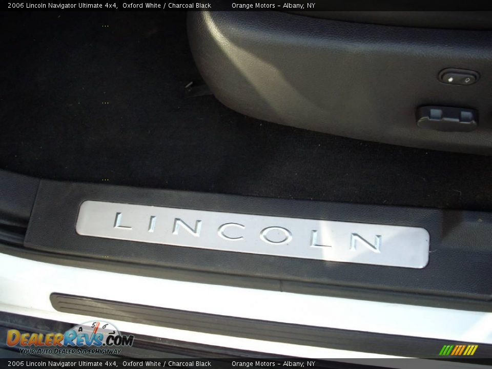 2006 Lincoln Navigator Ultimate 4x4 Oxford White / Charcoal Black Photo #17