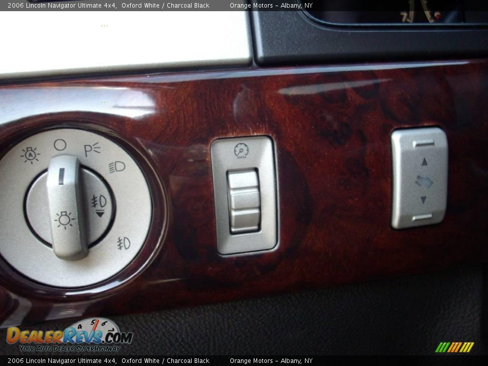 2006 Lincoln Navigator Ultimate 4x4 Oxford White / Charcoal Black Photo #18