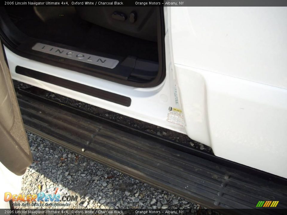 2006 Lincoln Navigator Ultimate 4x4 Oxford White / Charcoal Black Photo #26