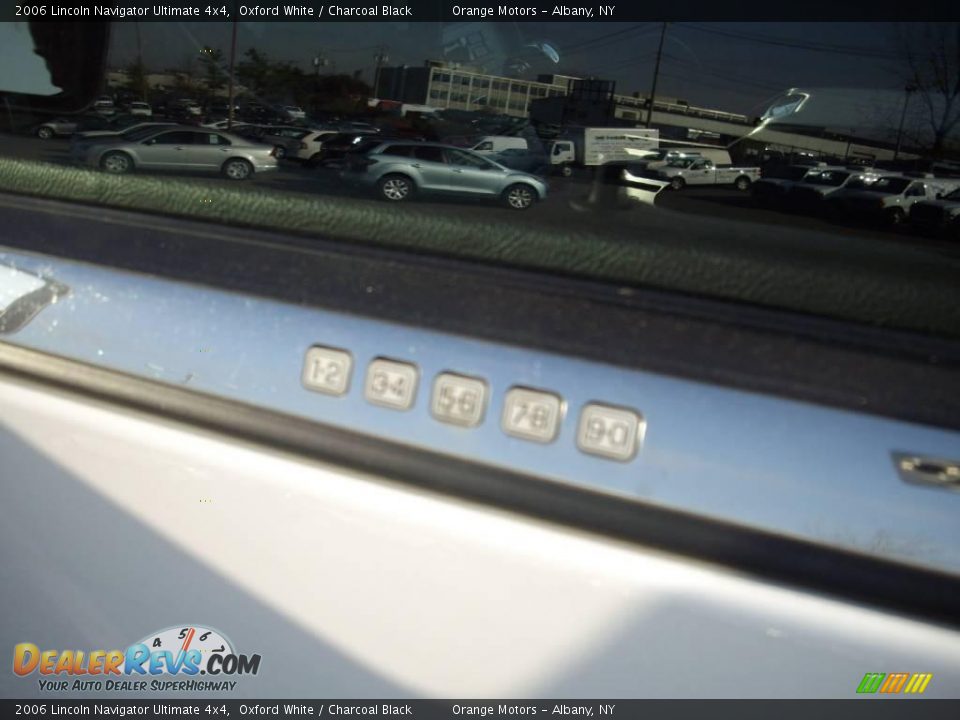 2006 Lincoln Navigator Ultimate 4x4 Oxford White / Charcoal Black Photo #27