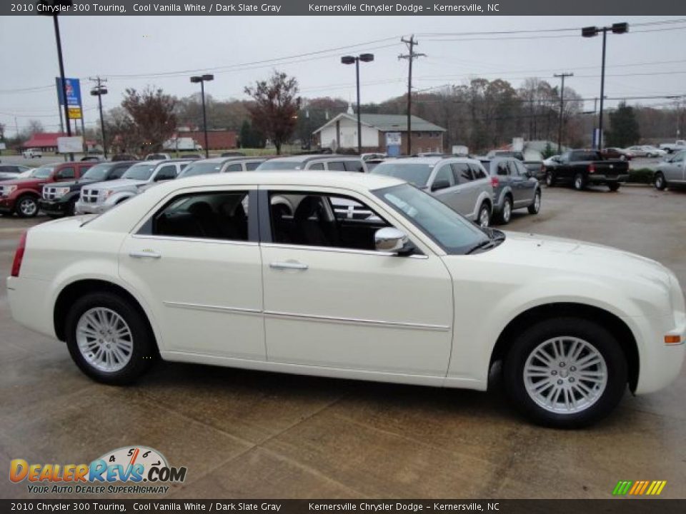 2010 Chrysler 300 Touring Cool Vanilla White / Dark Slate Gray Photo #4