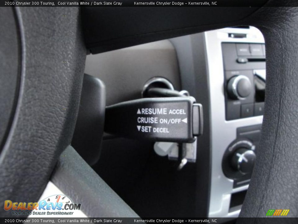 2010 Chrysler 300 Touring Cool Vanilla White / Dark Slate Gray Photo #21