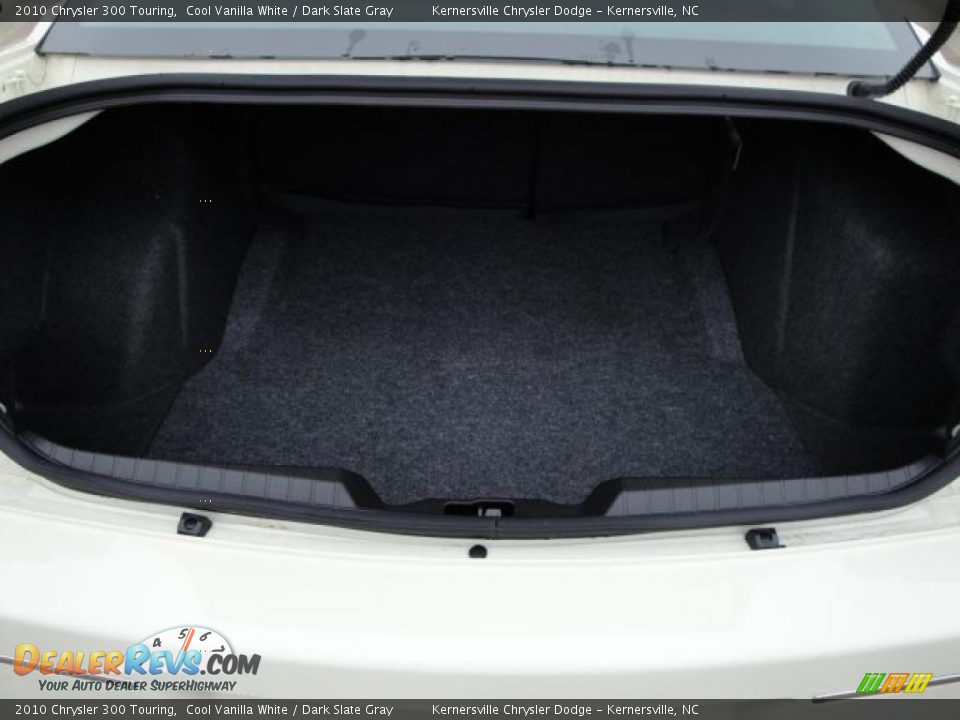 2010 Chrysler 300 Touring Cool Vanilla White / Dark Slate Gray Photo #22