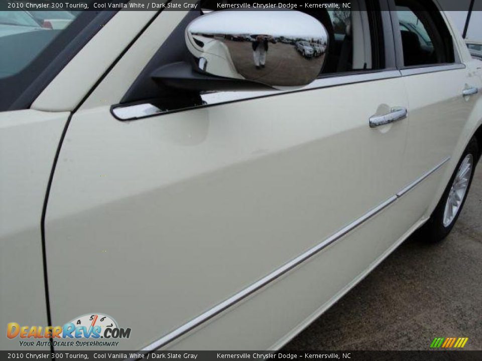 2010 Chrysler 300 Touring Cool Vanilla White / Dark Slate Gray Photo #23