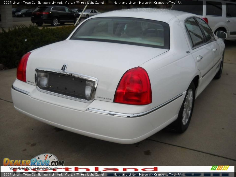 2007 Lincoln Town Car Signature Limited Vibrant White / Light Camel Photo #2