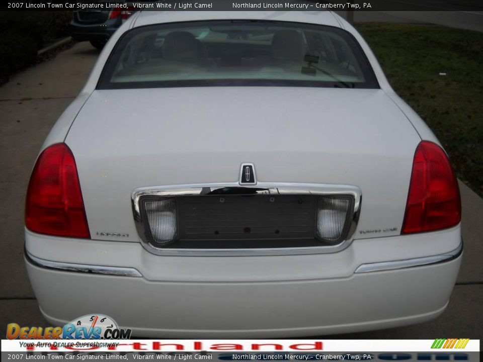 2007 Lincoln Town Car Signature Limited Vibrant White / Light Camel Photo #3