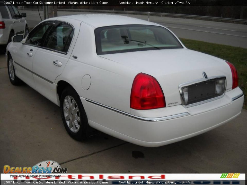 2007 Lincoln Town Car Signature Limited Vibrant White / Light Camel Photo #4