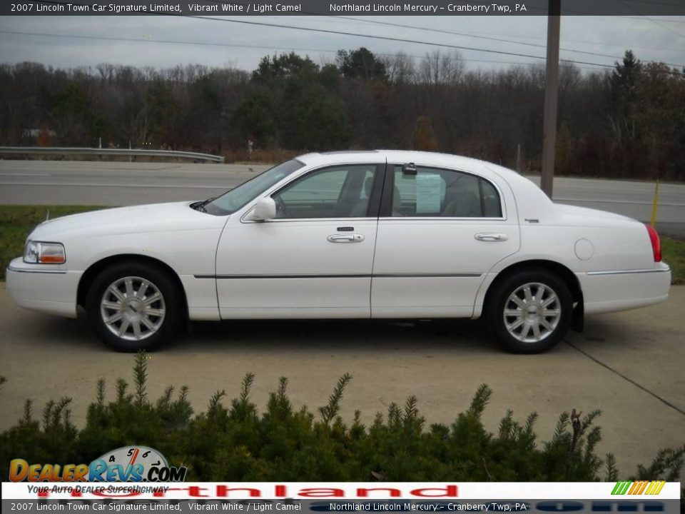 2007 Lincoln Town Car Signature Limited Vibrant White / Light Camel Photo #5