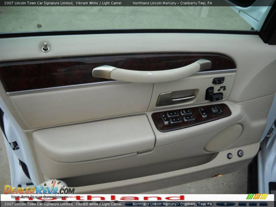 2007 Lincoln Town Car Signature Limited Vibrant White / Light Camel Photo #6